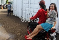 Ayu Dewi dibonceng asisten pribadinya.  Gus Mun/detikHot.
