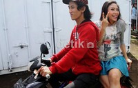 Dibonceng, Ayu Dewi sempat-sempatnya berpose di atas motor.  Gus Mun/detikHot.