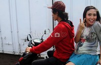 Wajah sumringah Ayu Dewi di atas motor. Gus Mun/detikHot.