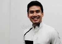 Senyum pun merekah di wajah tampannya. Gus Mun/detikHot.