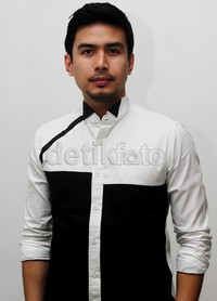 Christian Bautista kembali menghibur penggemarnya lewat acara musik DahSyat yang ditayangkan di RCTI. Gus Mun/detikHot.