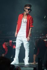Kostum Merah-putih Justin Bieber
