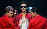 Kostum Merah-putih Justin Bieber