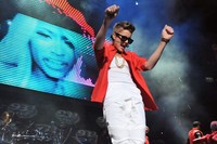 Ia menyanyikan lagu 'Beauty and a Beat'. Michael Kovac/Getty Images for Jingle Ball 2012.