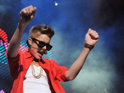 Kostum Merah-putih Justin Bieber