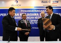 Direktur Utama Bank BTN Iqbal Latanro (kiri) melakukan tukar nota kesepahaman dengan CEO Zurich Topas Life Oemin Handajanto (kanan) seusai melakukan penandatangan kerjasama. Ramses/detikFoto.
