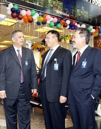 Direktur Utama PT Bank Rakyat Indonesia (Persero) Tbk Sofyan Basir (kiri) didampingi direksi BRI saat HUT BRI di kantor cabang khusus BRI, Jakarta, Senin (17/12). (dok BRI)