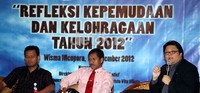 Deputi Bidang Peningkatan Prestasi Olahraga Kemenpora RI, Djoko Pekik (tengah) dan pembicara lainnya Ketua Young Enterprenuers and Strategic Indonesia, Christovita Wiloto (kanan), tengah memberikan pemaparan tentang peluang dan tantangan pemuda dan olahraga.