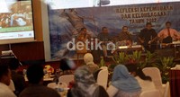 Sarasehan diskusi bertajuk, Refleksi Kepemudaan dan Keolahragaan 2012, dibuka oleh Menteri Pemuda dan Olahraga RI ad Interm Agung Laksono.