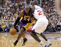Dalam pertandingan yang digelar di Wells Fargo Center, Senin (17/12/2012), Lakers mempecundangi 76ers dengan skor akhir 111-98. REUTERS/Tim Shaffer.