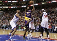 Kobe lagi-lagi muncul sebagai top performer Lakers dengan tambahan empat rebound dan enam assist. Torehan angka itu merupakan yang keenam secara beruntun bagi pebasket 34 tahun ini untuk mencetak setidaknya 30 poin. REUTERS/Tim Shaffer.