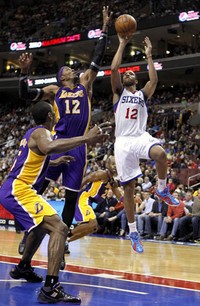 Dari kubu 76ers, Nick Young muncul sebagai penampil terbaik dengan 30 poin, empat rebound dan dua assist. Small forward Evan Turner dan center Spencer Hawes masing-masing membukukan 16 poin. Tampak Evan Turner (kanan) melepaskan tembakan. REUTERS/Tim Shaffer.