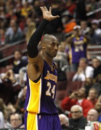 Kobe Bryant melambaikan tangan kepada fansnya. REUTERS/Tim Shaffer.