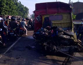 Truk Seruduk Dump Truk, Satu Orang Tewas