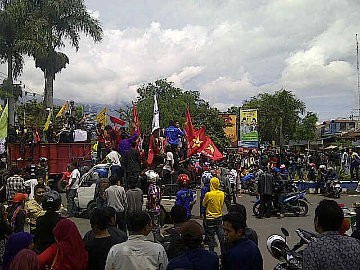 Melempar Batu, Seorang Demonstran Anti Aceng Ditangkap Polisi