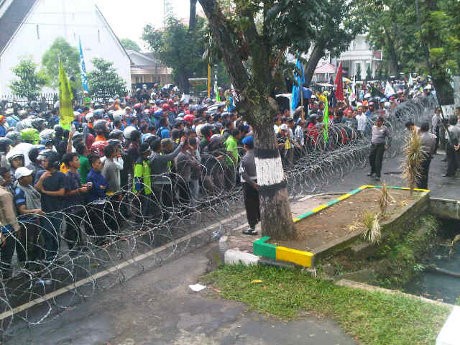Buruh Pro UMP Rp 2,2 Juta Demo Kantor Gubernur Sumut