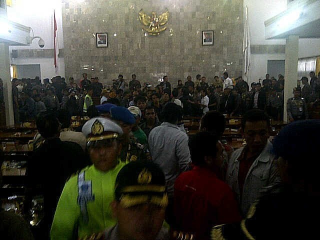 Rapat Paripurna DPRD Garut Ricuh!