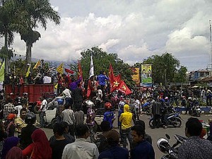 Melempar Batu, Seorang Demonstran Anti Aceng Ditangkap Polisi