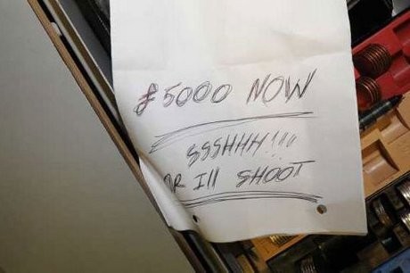 Rampok Bank, Pria Ini Cuma Tunjukkan Secarik Kertas