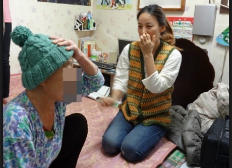 Lee Hyori Kunjungi & Hibur Nenek Miskin di Seoul