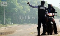 Meski ada pelarangan sepeda motor dilanggar melintas dijalur sepeda Banjir Kanal Timur (BKT), Jakarta Timur, namun para pengendara motor tetap nekat melintasi jalur tersebut.