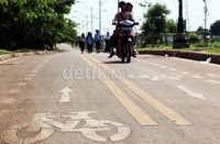 Para pengendara motor terus melanggar dengan menyerobot jalur sepeda dan tidak menggunakan jalur umum.     