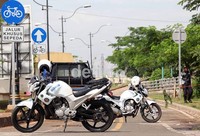 Dua kendaraan motor operasional Dishub DKI JAkarta, menutup sebagian jalur sepeda Banjir Kanal Timur, Jakarta Timur, Selasa (19/12), agar tidak dilalui sepeda motor yang melintas jalur tersebut.