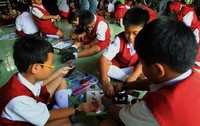 Sejumlah pelajar SDN 01 Cijantung belajar merangkit robot saat digelar Energizer Fun E Robotic Workshop. (Kresna)