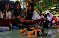 Tidak hanya siswa, para siswi juga bersemangat merakit robot. (Kresna)