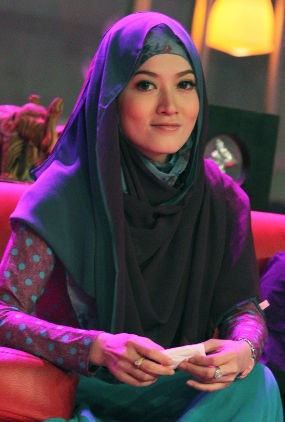 Lyra Virna: Aku Berhijab Bukan Karena Perceraian