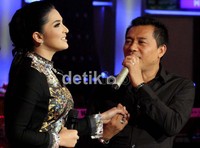 Keduanya pun turut menyumbangkan suara mereka dalam acara tersebut.