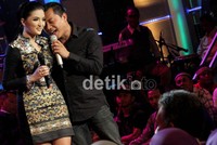 Anang tampak sangat menghayati saat nyanyi berdua dengan sang istri.