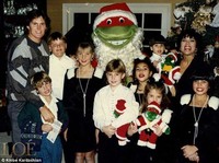 Dalam foto Natal di atas, Kourtney, Kim, Khloe, dan Rob tampak masih anak-anak. (Daily Mail)