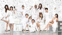 Ini dia foto Natal keluarga Kardashian 2012. Mereka kompak tampil serba putih. (Daily Mail)