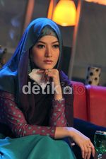 Cantiknya Lyra Virna Berjilbab