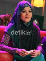 Cantiknya Lyra Virna Berjilbab
