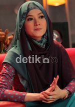 Cantiknya Lyra Virna Berjilbab