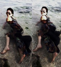 Pose Syahrini di dalam air. (Instagram)