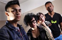 Kita keasikan manggung dan kita juga seperti nggak terlalu menganggap serius rekaman ini. Kita jadiin ini kayak selingan, ujar Tata.