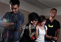 Mereka juga tak menolak tawaran manggung yang terus membanjir.