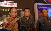 (Ki-ka) Direktur Utama PLN Nur Pamudji, Presiden Direktur Bosowa Energi Erwin Aksa, dan Menteri ESDM Jero Wacik memberikan keterangan pers sesaat setelah peresmian PLTU Jeneponto. (Agus Trimukti).