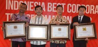 (Kanan-kiri) Director PT Intiland Development Tbk, Archied Noto Pradono, EVP Corporate Strategy& Development GMF Aero Asia Setijo A Wibowo, Direktur Stretegi dan Pengembangan Bisnis Garuda Indonesia, Yudi Rifajantoro, serta EVP Operasi Gapura Angkasa, Heru Legowo berfoto bersama usai meraih penghargaan. (Reiskika)