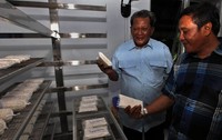 Ketua Umum Gabungan Koperasi Produsen Tempe tahu Indonesia (Gokaptindo) Aip Syariffudin (kiri) didampingi Ketua Koperasi Produsen Tempe tahu Indonesia (Kopti Bogor) Sukhaeri Sp (kanan) mengecek tempe hasil olahan Rumah Tempe Indonesia. (Stefany Imelda)