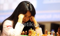     Ekspresi serius WGM Irene Kharisma Sukandar saat melawan pecatur Prancis, IM Sophie Milliet. Dalam pertandingan catur klasik, Irene akhirnya dipaksa bermain seri.