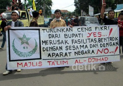 Massa Anti Aceng Demo di DPRD Garut