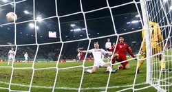 Bertandang ke SGL Arena, Rabu (19/12/2012) dinihari WIB, Bayern menang berkat gol Mario Gomez dan  Xherdan Shaqiri. REUTERS/Michael Dalder.