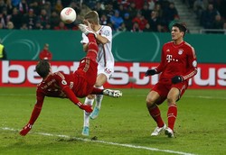 Bastian Schweinsteiger melakukan tembakan salto. REUTERS/Michael Dalder.