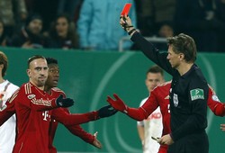 Dua menit setelah babak kedua dimulai, Franck Ribery dikartu merah setelah terlibat insiden dengan Koo Ja-Cheo. REUTERS/Michael Dalder.