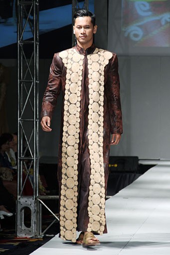 Toera Imara Wanderlust of Cyrus. IPBM [Ikatan Perancang Busana Muslim] Jabar collection 2013 Fashion & Art at The Trans Luxury Hotel. Bandung. [Foto: Mohammad Abduh/Wolipop]