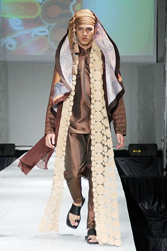 Toera Imara Wanderlust of Cyrus. IPBM [Ikatan Perancang Busana Muslim] Jabar collection 2013 Fashion & Art at The Trans Luxury Hotel. Bandung. [Foto: Mohammad Abduh/Wolipop]
